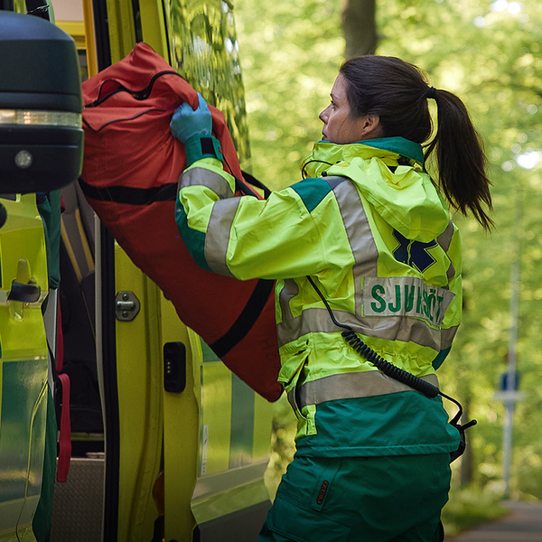 Ambulanssjukvårdare vid ambulans